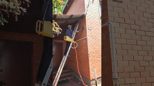 Утепление пеной деревянного брусового дома облицованного кирпичем. Подробности на Termopena.ru смотреть онлайн