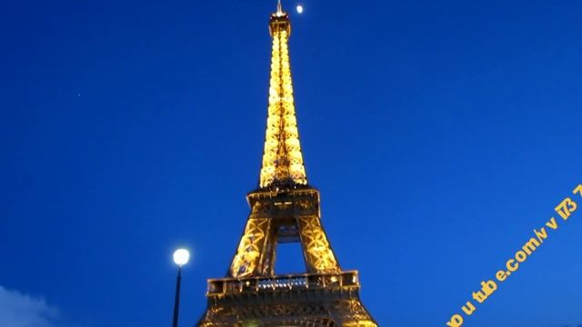 Near the Eiffel Tower Возле эйфелевой башни