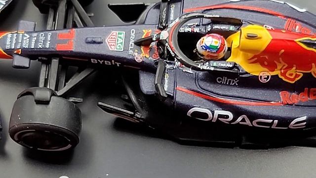 Sparky 1/64 Sergio Pérez 2022 Oracle Red Bull Racing RB18 Die-cast Review смотреть онлайн