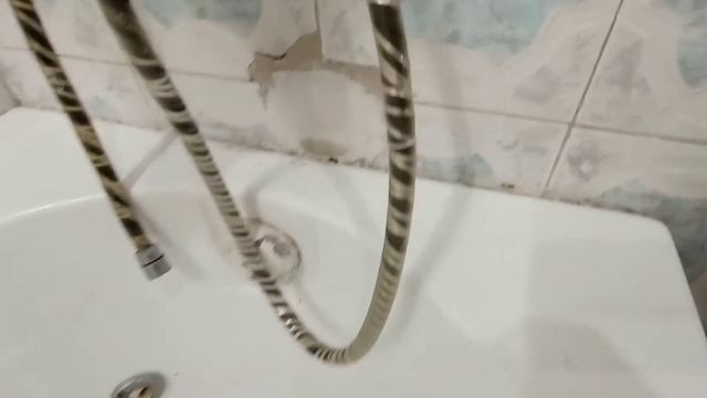 Силиконовый герметик для акриловой ванны / демонтаж старого силикона / наложение нового силикона. смотреть онлайн