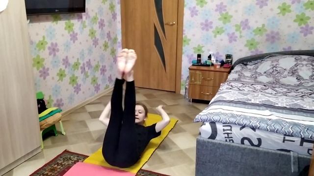 тренировки дома, разновидности кувырков, кувырок вперед, встать с прямыми ногами смотреть онлайн