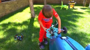 Дима собрал новый самолет и отправился в полет | Дима и Машинки