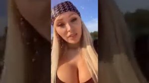 Daniella Chávez en la playa