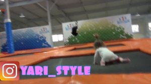 ВЛОГ на Батуте ЯРОСЛАВА Наш Обычный день в батут центре скалодроме. Ярослава как мама видео детей 0