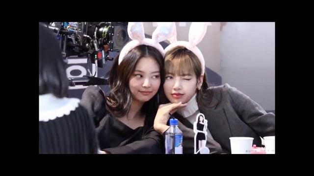 Taennie react to fans yelling their name смотреть онлайн
