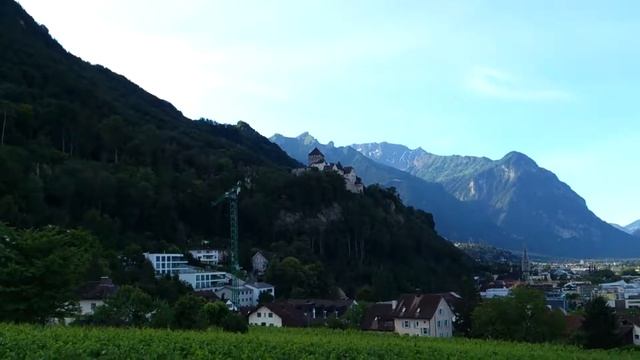 Лихтенштейн.Столица княжества Вадуц.Vaduz castle . Schloss Vaduz) is a castle in Liechtenstein смотреть онлайн
