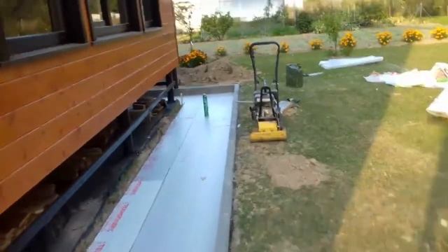 Утепленная отмостка вокруг дома, отмостка брусчаткой