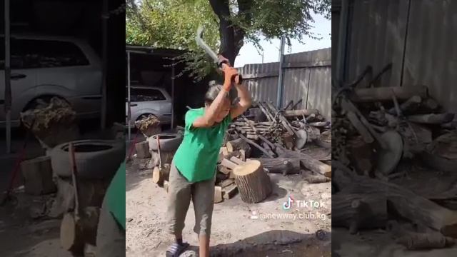 Показываю как научиться колоть дрова колуном с длиной рукояткой смотреть онлайн