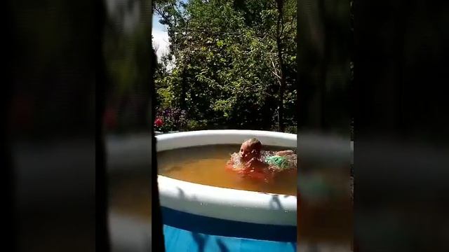 Как мы с Лерой купаемся в босейне