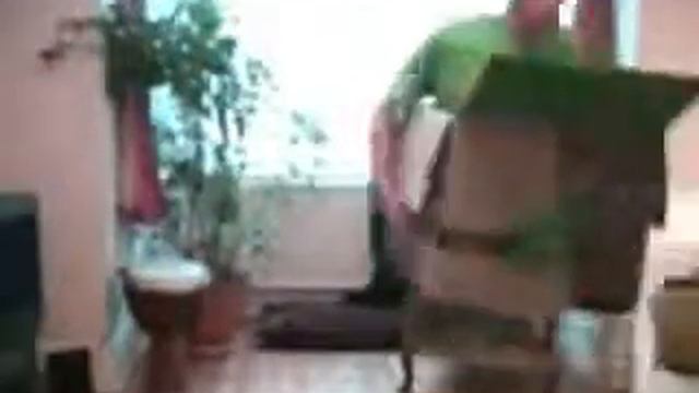 Парень летает в коробке ПРИКОЛ смотреть онлайн