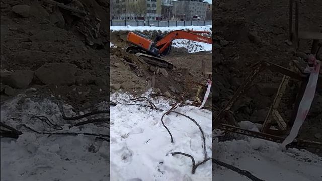 Профессионал чуть не опрокинул экскаватор