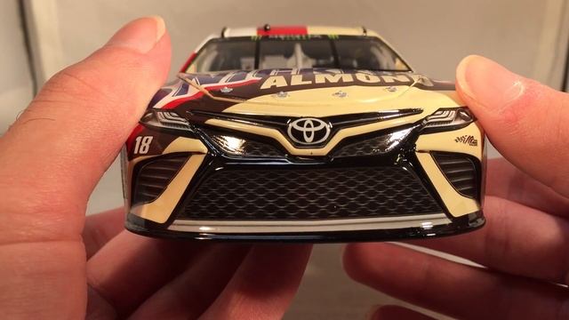 Review: 2018 Kyle Busch #18 Snickers Almond Toyota Camry 1/24 NASCAR Diecast смотреть онлайн