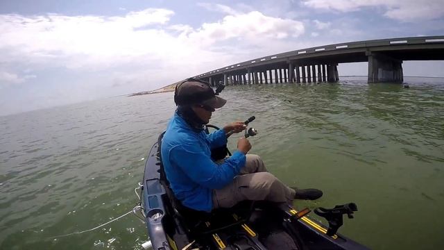 Mini Pole challenge part 2 - Kayak fishing Oso Bay w/ DOCK DEMON DELUXE FISHING POLE смотреть онлайн