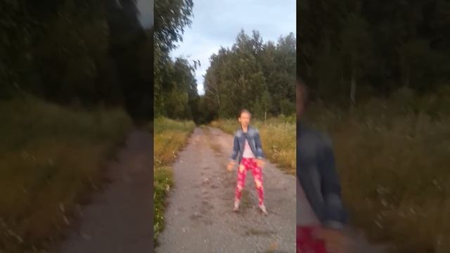 Интересный танец. Девочка круто танцует! смотреть онлайн