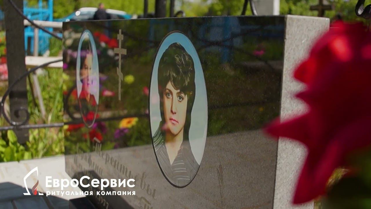 Мемориальный комплекс выложенный тротуарной плиткой, на захоронении 3 гранитных памятники смотреть онлайн