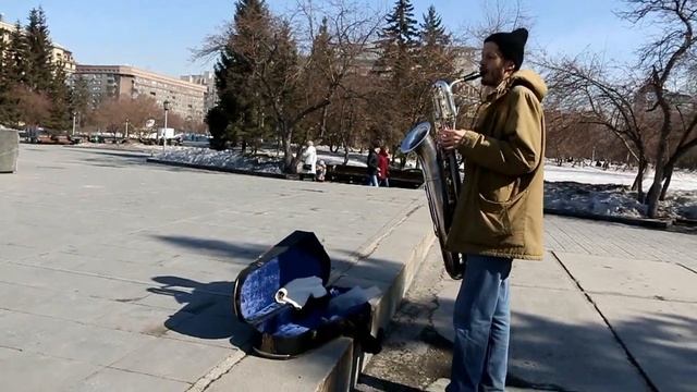 Музыкант играет на саксофоне на пл Ленина 23.3.2017 смотреть онлайн