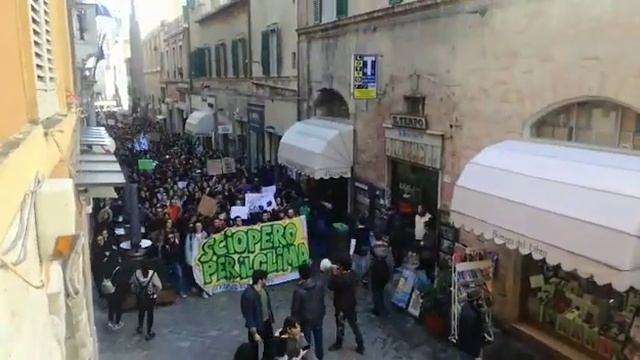 Macerata, Sciopero Mondiale per il Futuro: il corte degli studenti in marcia per il clima смотреть онлайн
