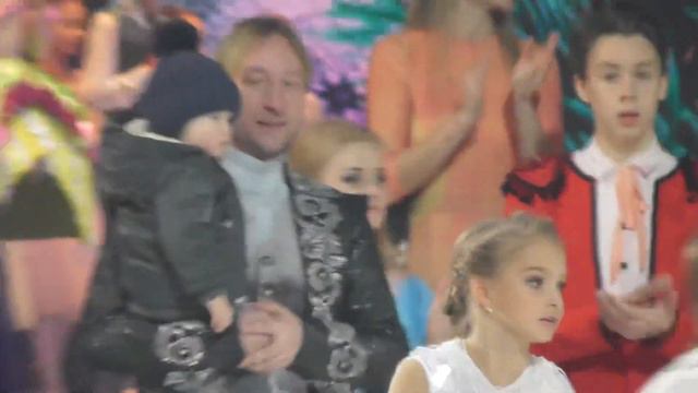 Арсений Плющенко на руках у папы Евгения Плющенко.Шоу «Щелкунчик» январь 2022 смотреть онлайн