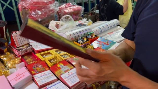 Прогулка по ЧайнаТаун в Бангкоке с подругой. Впервые пробую скорпиона