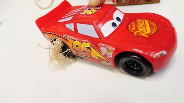 Şimşek McQueen, Jackson Storm ve Wingo yarıştan önce Nail Baba’nın pizzasını yiyorlar!