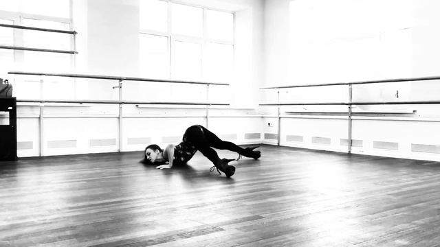 Комбинация с класса и немного замотушек :) Strip dance class combination with some leg knots :) смотреть онлайн