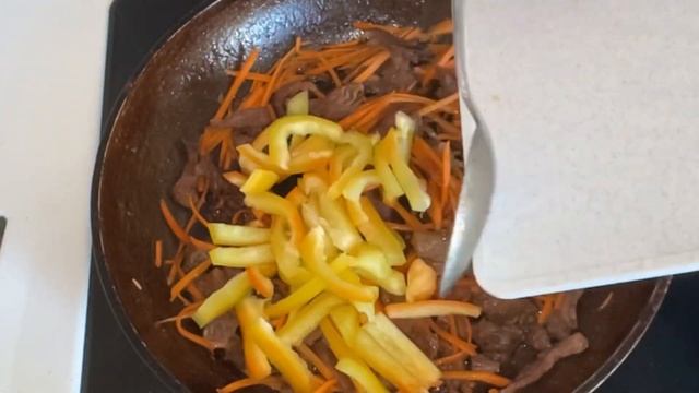 Салат с мясом, морковью и огурцами. Ет пен қиярдан ерекше салат. Қазақша рецепт. смотреть онлайн