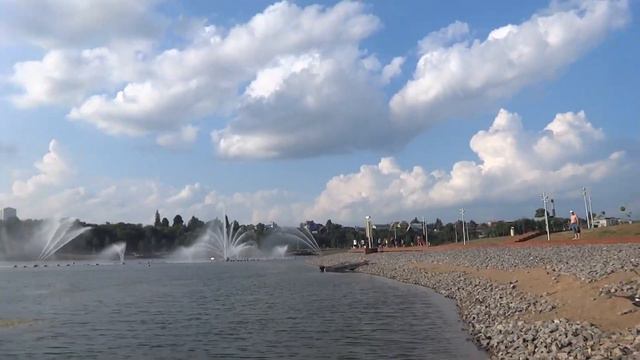 новый парк в городе уфа. сипайлово озеро кашкадан. очень большой фонтан центр озера лето 2022 смотреть онлайн