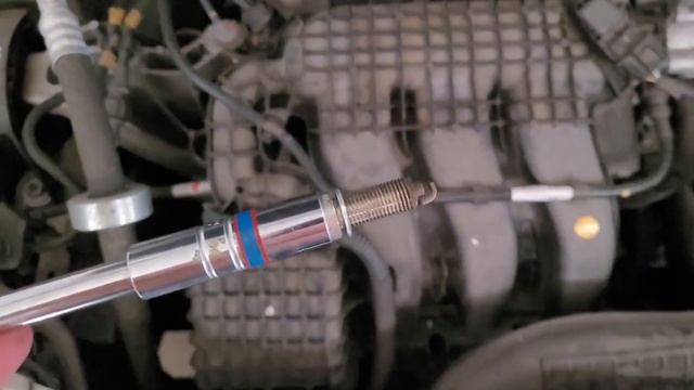 Remoção de velas do Renault Sandero 3 cilindros. смотреть онлайн