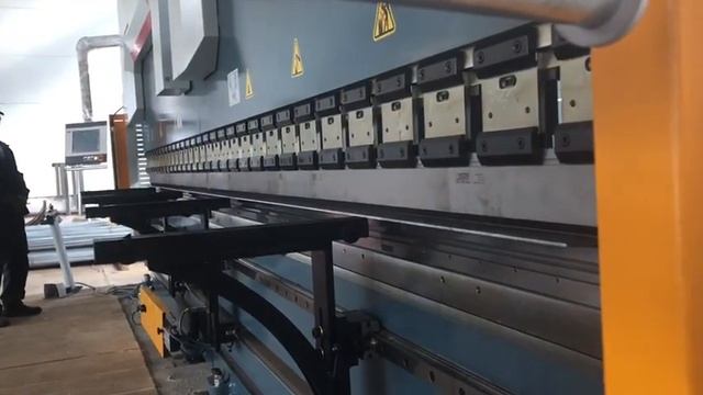 Гибка металлического листа листогибочным станком смотреть онлайн