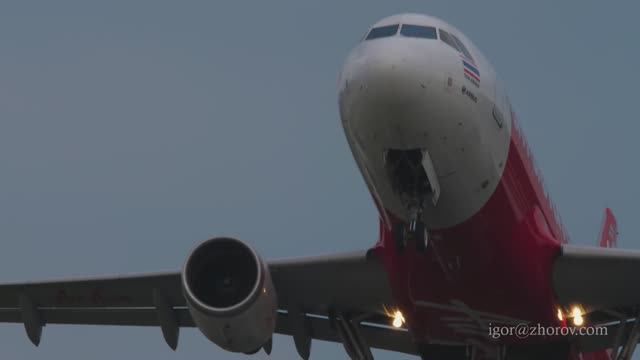 Эйрбас А320 авиакомпании Thai AirAsia взлетает из аэропорта Пхукет.