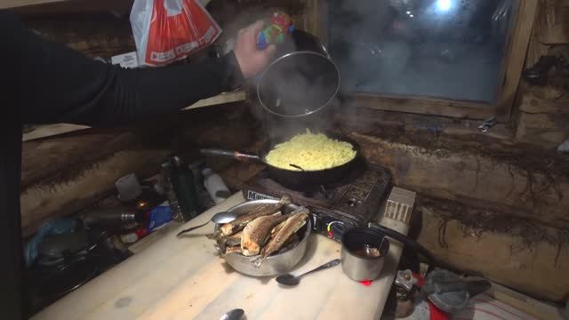 Живём в тайге, ловим хариуса! Установили новую печь. Техника сломалась, еду в город за запчастями. смотреть онлайн