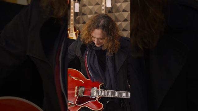 Justin Hawkins Shows You How to Hold a 355 / 335 at Gibson Garage, London, UK смотреть онлайн