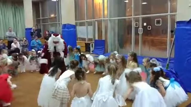 Дедушка Мороз и танец "Лавота" смотреть онлайн