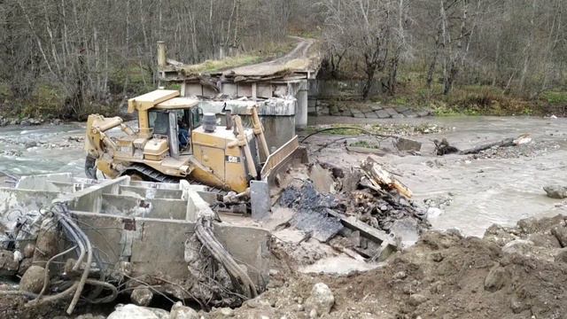 TRACTOR DISASSEMBLE THE DESTROYED BRIDGE. #река#снесла#мост. смотреть онлайн
