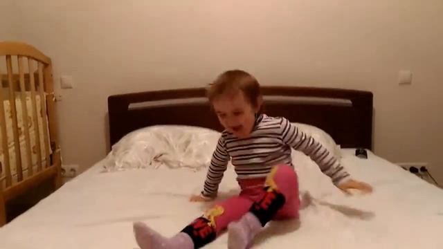 Ж: скачет на кровати смотреть онлайн