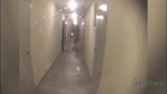 47news: Жители дома в Янино где изолирован этаж снимают людей в спецкостюмах через закрытую дверь смотреть онлайн