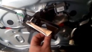 Ремонт тросика водительской двери Hyundai i30 2011 год.