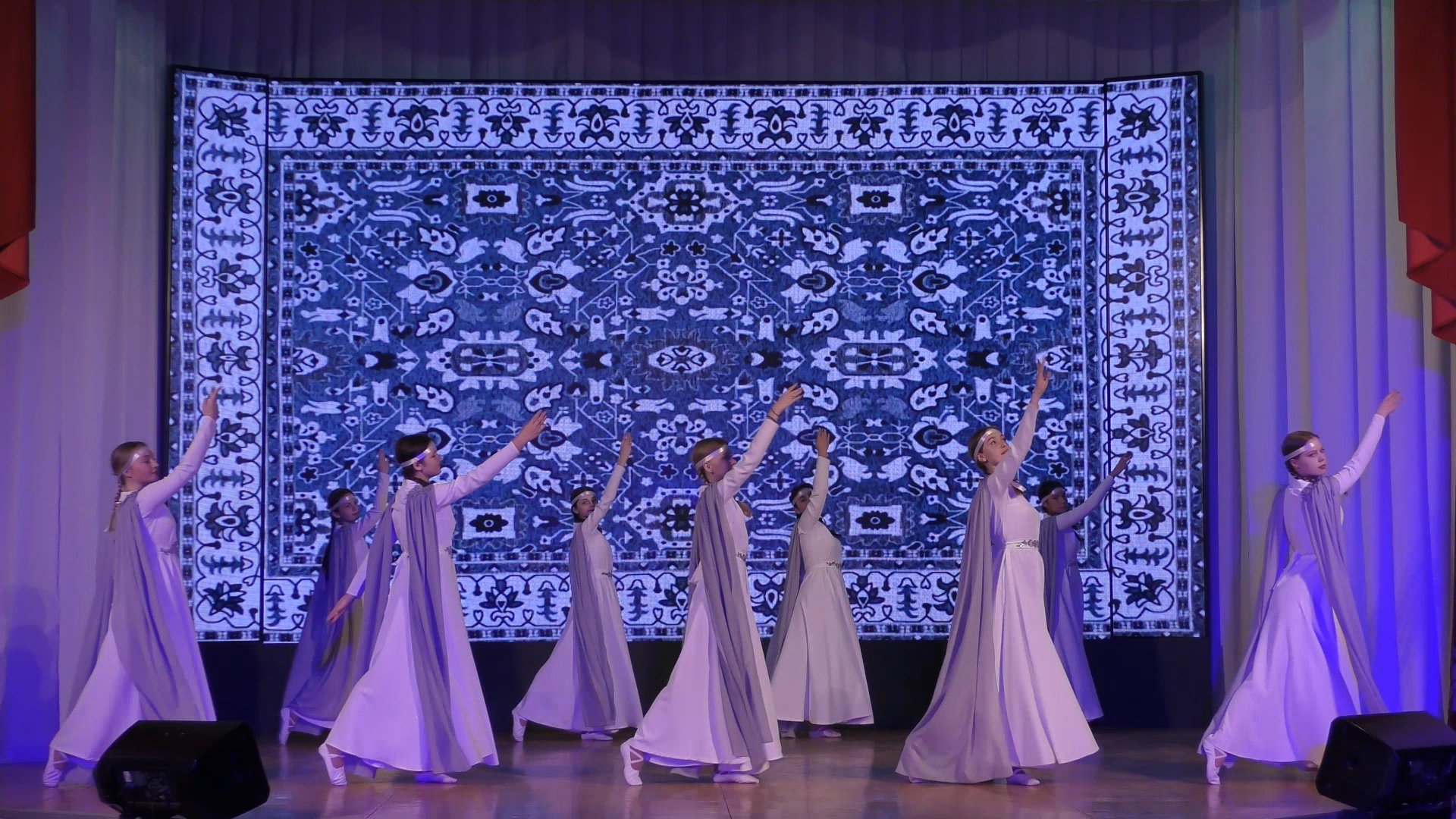 Праздничная концертная программа, посвящённая 8 марта! смотреть онлайн