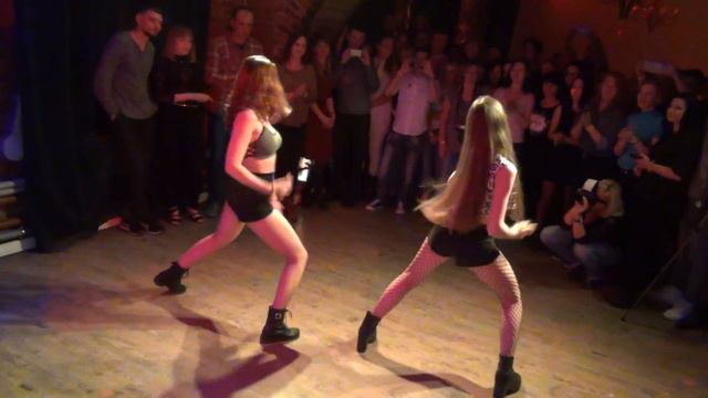 Reggaeton на вечеринке в BAR60. Вид сзади))) смотреть онлайн