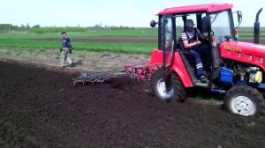 Трактор БЕЛАРУС 320.4М вспашка плугом