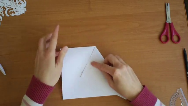 Как вырезать снежинки