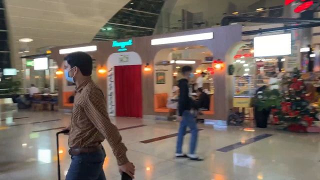 Exploring Dubai Airport For Free Things To Do | The Travel Tips Guy смотреть онлайн