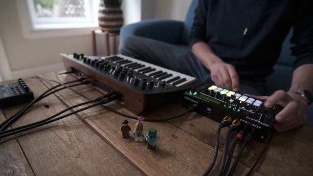 A Saturday Jam with the Roland MC-101 + Korg Minilogue XD + SYS-100 Samples (WA) смотреть онлайн