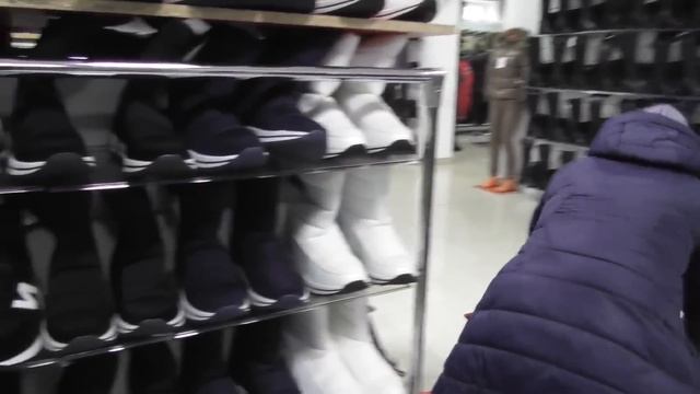 ВЛОГ: МЫ ИХ СДАЛИ//ВЫБИРАЕМ ОБУВЬ ДЕВЧОНКАМ// 5.11.19 смотреть онлайн