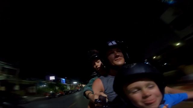 На мопеде втроем смотреть онлайн