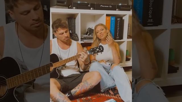 Дакота  - “Почему мы закрываем глаза, когда молимся....»