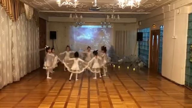 танец снежинок смотреть онлайн