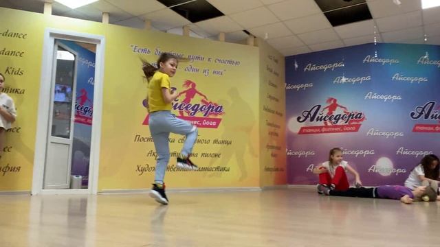 9-ти летняя девочка ОЧЕНЬ КРУТО танцует! ? Hardstyle Shuffle / Melbourne Shuffle смотреть онлайн