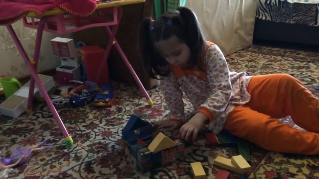 Милана играет в кубики. смотреть онлайн