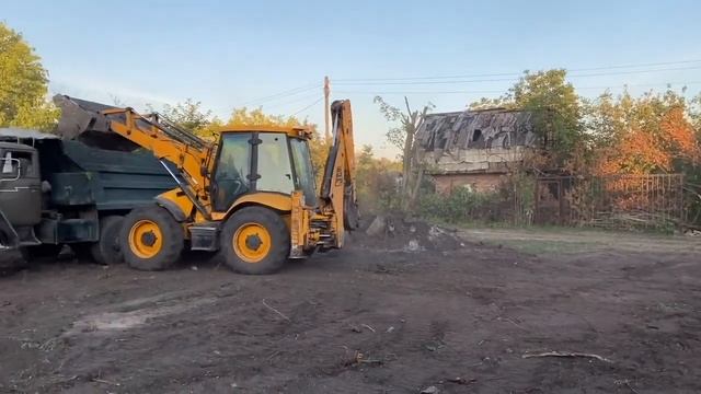 Дача Уборка участка 4 часть ТРАКТОР В ДЕЛЕ!!! смотреть онлайн